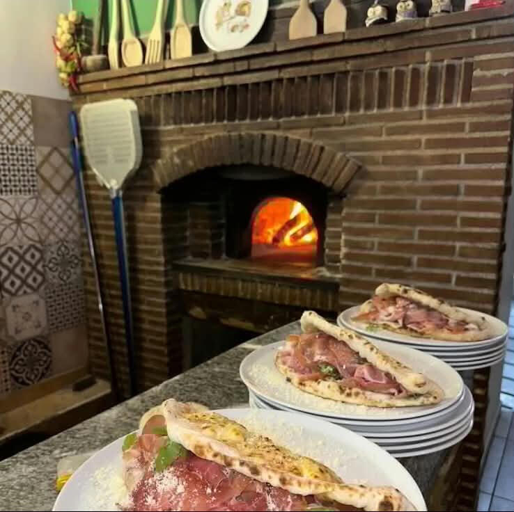 Vittoria (Focaccia, prosciutto crudo, fior di latte, pomodorini, rucola, parmigiano, olio EVO)