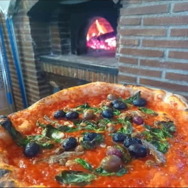 Siciliana (Pomodoro, capperi, acciughe, aglio, olive, origano, olio EVO)